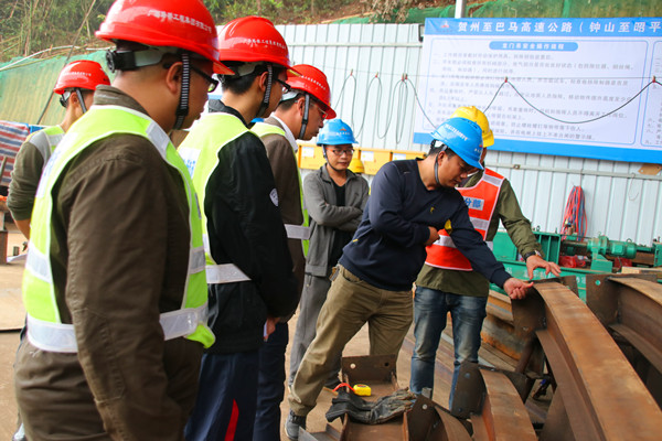 圖一：召開(kāi)進(jìn)洞前現(xiàn)場(chǎng)會(huì)議，檢查鋼拱架.jpg